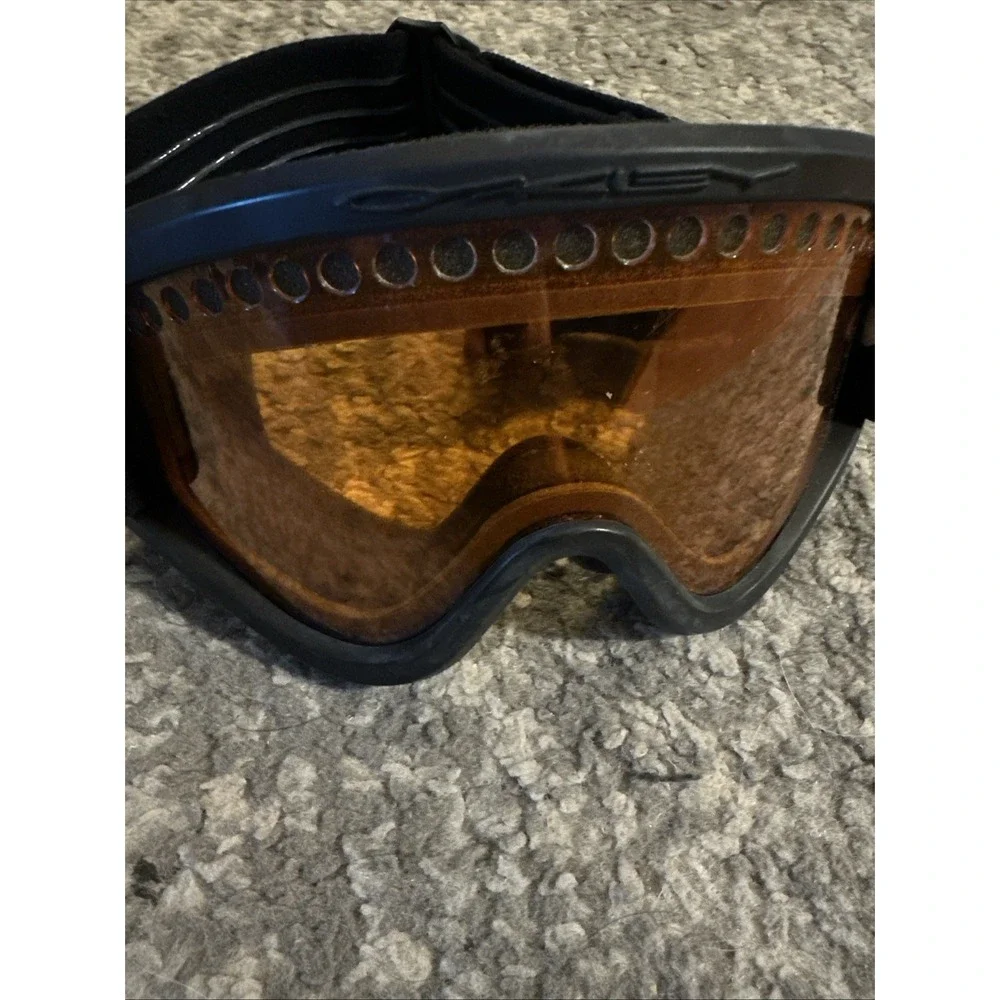 Oakley  Ski/Snowboard Goggles Amber Lens Black White Head strap